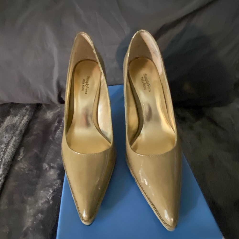 Vera wang pump